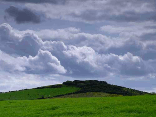 зелёный холм под облаками