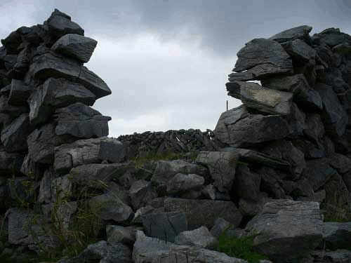 стены из нетёсаных камней